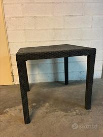 Tavolo e sedie in plastica da esterno