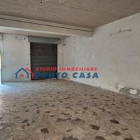 PRESSI VIA VILLA ROSINA - Magazzino/garage 120mq