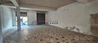 PRESSI VIA VILLA ROSINA - Magazzino/garage 120mq