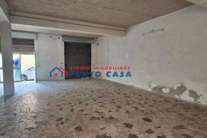 PRESSI VIA VILLA ROSINA - Magazzino/garage 120mq