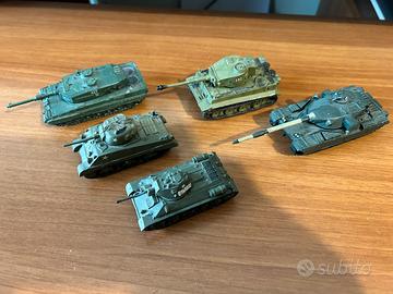 Modellini carri armati in metallo.