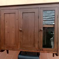 Vecchia piattaia pensile con dispensa