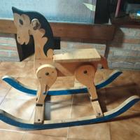 Cavallo a dondolo in legno