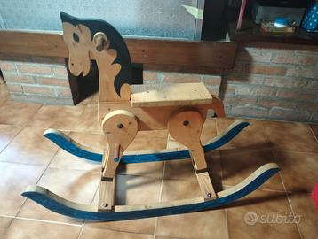 Cavallo a dondolo in legno