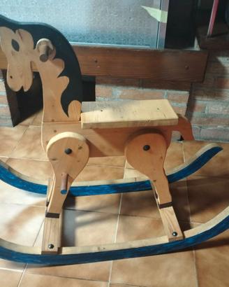 Cavallo a dondolo in legno