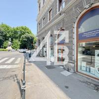 NEGOZIO - 240 M² - VIA BATTISTI, 31 (TS)