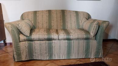 Vendi n. 2 divani.