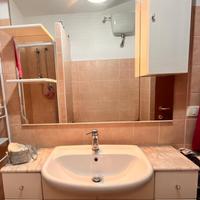 Mobile bagno con lavabo e specchio