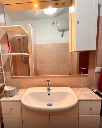 Mobile bagno con lavabo e specchio