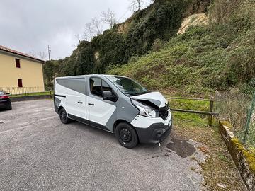 Renault trafic 3 incidentato