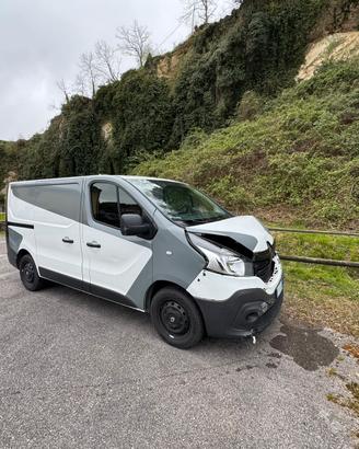 Renault trafic 3 incidentato