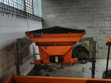 Bonetti con allestimento spargisale e spalaneve