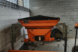 Bonetti con allestimento spargisale e spalaneve