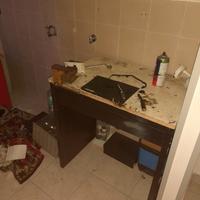 banco da lavoro con morsa in acciaio.