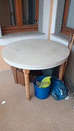 Tavolo  rotondo scolorito