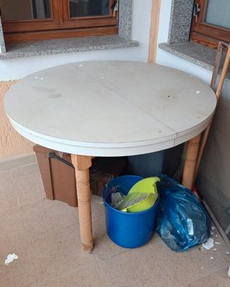 Tavolo  rotondo scolorito