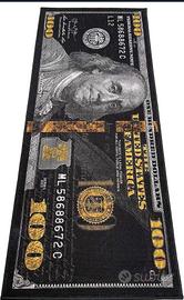 Tappeto nero con banconota da 100 dollari, tappeto