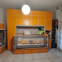Cameretta con due letti singoli e mobilio