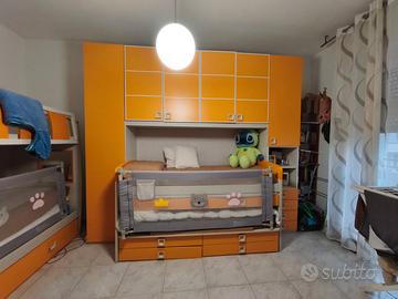 Cameretta con due letti singoli e mobilio