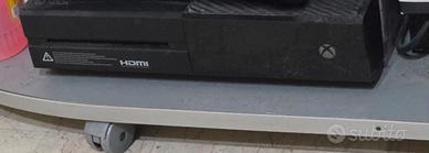 X-BOX ONE NERA CON JOYPAD E ALCUNI GIOCHI.