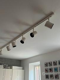 Binario illuminazione con fari iGuzzini