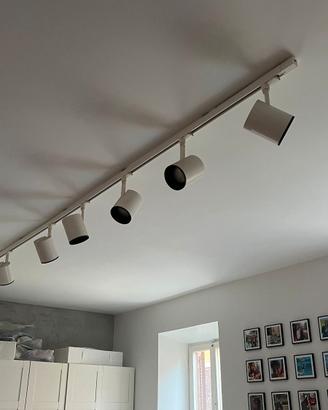Binario illuminazione con fari iGuzzini