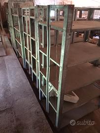 Carrelli scaffalati.