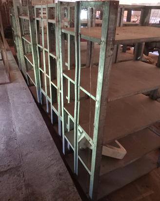 Carrelli scaffalati.