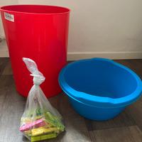 Pattumiera, bacinella e mollette