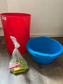 Pattumiera, bacinella e mollette