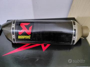 Terminale akrapovic in carbonio