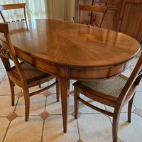 Tavolo in noce massello con quattro sedie 