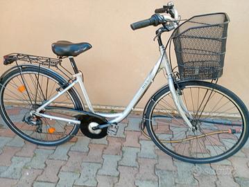 Bici in alluminio ruote da 28, cestino e cambio