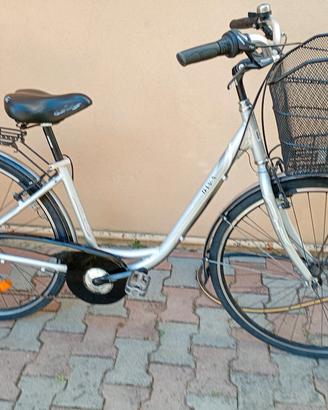 Bici in alluminio ruote da 28, cestino e cambio