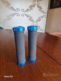 coppia di manopole per bici nere e azzurre 