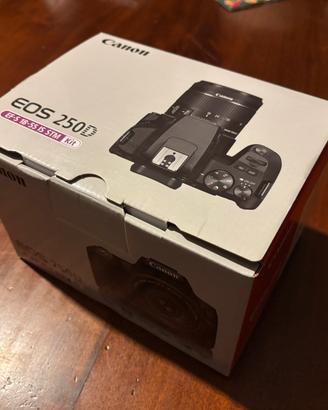Canon Eos 250d + obiettivo Efs 15-55mm