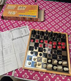 Scacchiera con scacchi dama backgammon