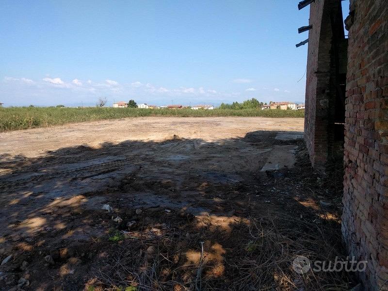 Ronco all'Adige centro: rustico con 1550 mq di ter - Vista 2