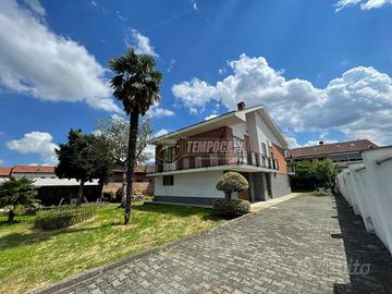 VILLA INDIPENDENTE SU 4 LATI CON GIARDINO PRIVATO.