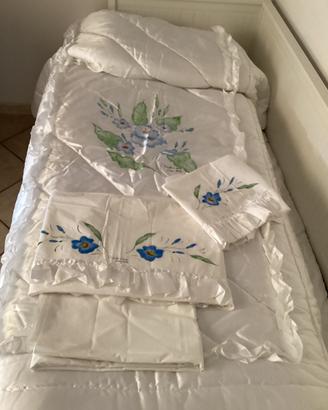 Parure letto singolo ricamata a mano