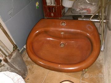 Elementi bagno color terracotta e onice