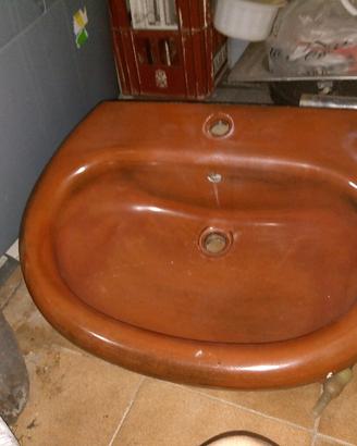 Elementi bagno color terracotta e onice