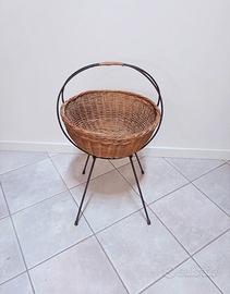Cesto vintage in vimini con supporto in ferro