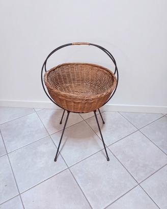 Cesto vintage in vimini con supporto in ferro