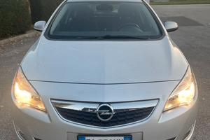 Opel astra berlina con gancio traino NEOPATENTATI