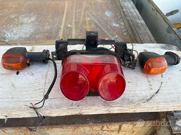 Fanale stop , frecce posteriore R1