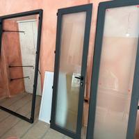 Porta con vetri antisfindamento satinati