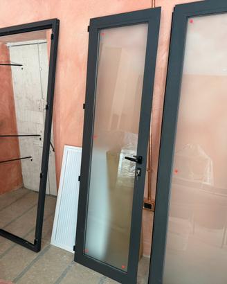 Porta con vetri antisfindamento satinati