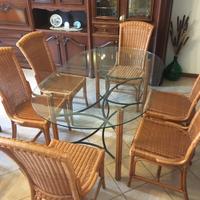 Tavolo in cristallo con sedie per esterni
