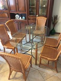 Tavolo in cristallo con sedie per esterni